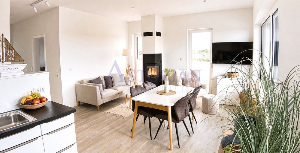 Exklusives Penthouse mit Ostsee- und Boddenblick - für Selbstnutzung 
oder Kapitalanlage – Wohnbereich mit Kamin