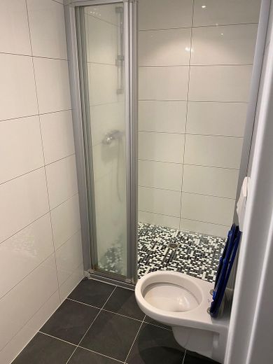 1 Zimmer mit EBK und kleiner Terrasse Nähe Uni und Hauptbahnhof – Duschbad