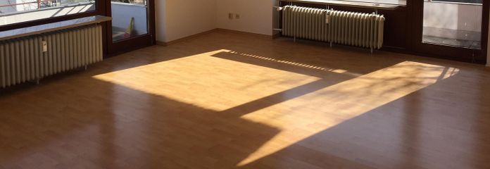 Wohnzimmer mit zwei Balkons