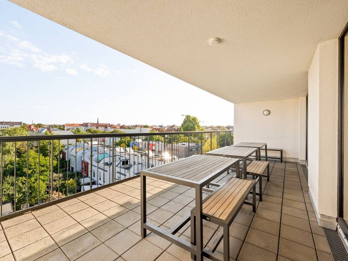 ** Modernes, vollmöbliertes 1-Zimmer-Apartment mit EINBAUKÜCHE und gemeinschaftlicher DACHTERRASSE ** – Ansicht II: Dachterrasse