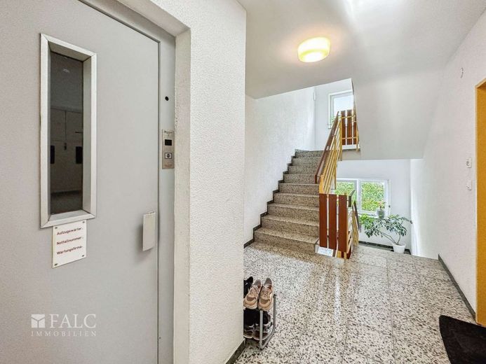 Einziehen und wohlfühlen: Helle 3-Zimmer-Wohnung mit Stellplatz &amp; EBK – Treppenhaus