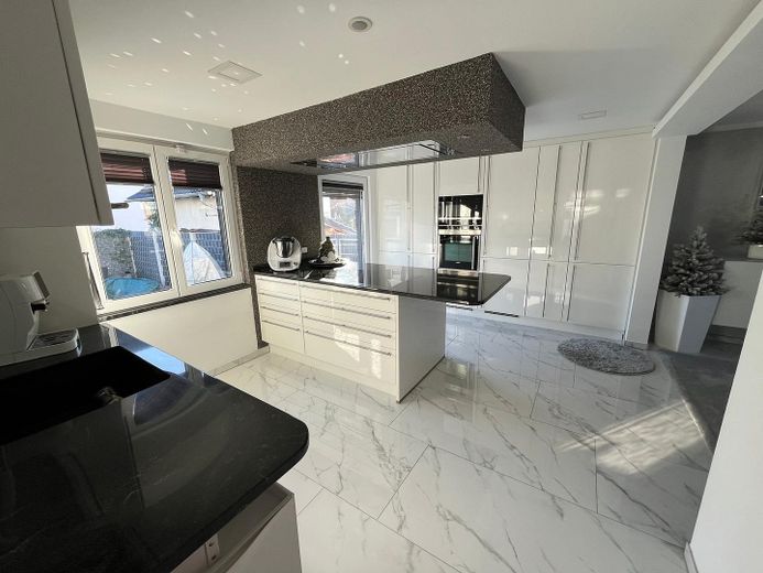 High-quality semi-detached house with top features. – Küche Zugang zum Garten