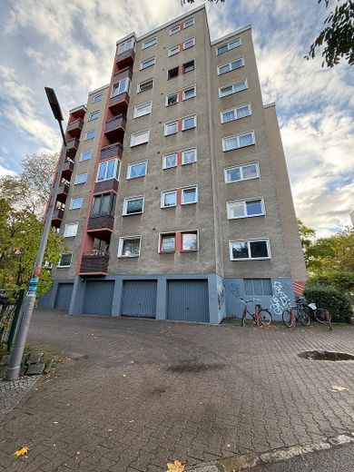 Wunderschöne leerstehende Zweizimmerwohnung mit Garage – Gebäude1
