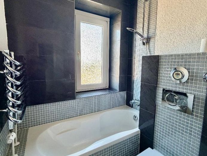 Ganz oben angekommen, Ihre Zweizimmerwohnung mit Vollbad und Küche – Foto 1