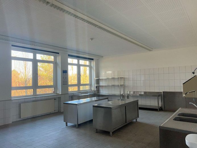 Imposante Rarität Massive Gewerbehalle in Ehemaligen Kasernegelände – Produktion