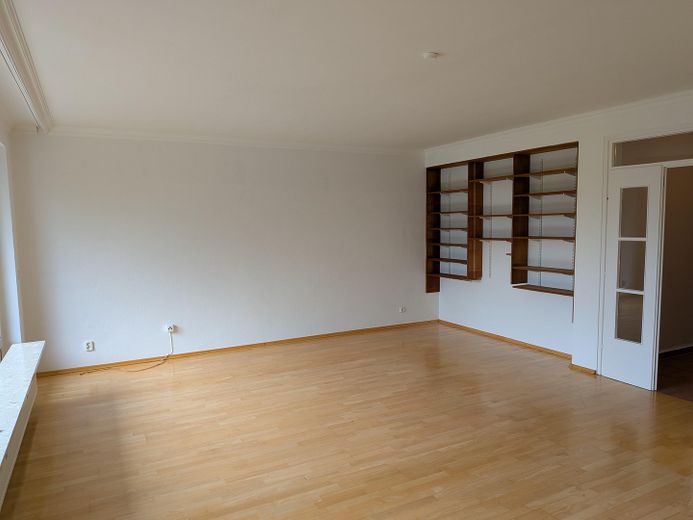 Geniş bir sıra evin son ünitesi, güney terası ve 3 yatak odasıyla sakin konumda – Wohnzimmer
