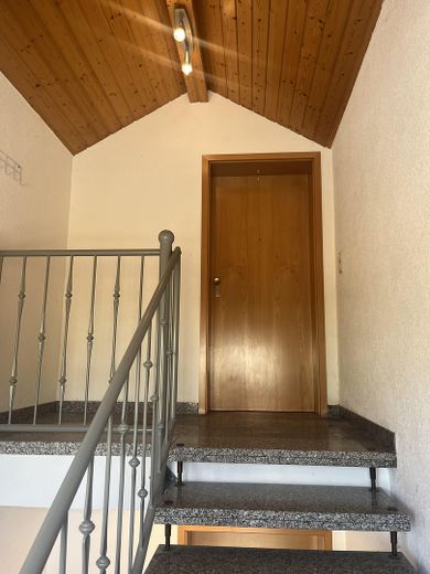 Luminoso appartamento mansardato di 3,5 locali con collegamento ottimale alla linea SNH – Foto 4