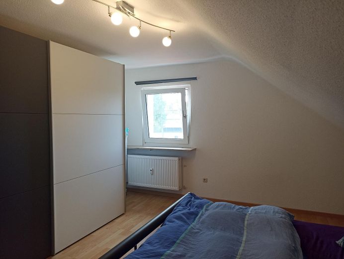 Ruhige 3-Zimmer DG-Wohnung – Schlafzimmer