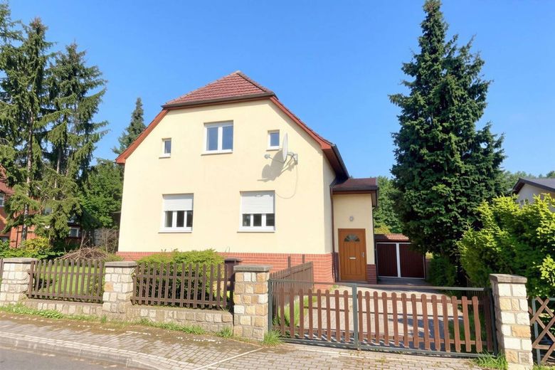 Charmantes Haus mit Sanierungspotential auf großem Grundstück – Außenansicht