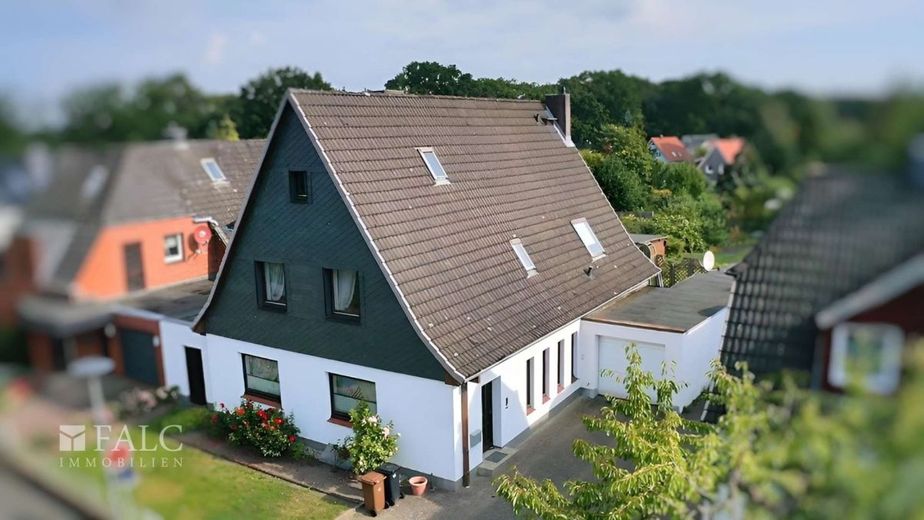 ***Wohnen in bester Lage - Geräumiges Einfamilienhaus mit großzügigen Garten*** – Luftbild_vorn