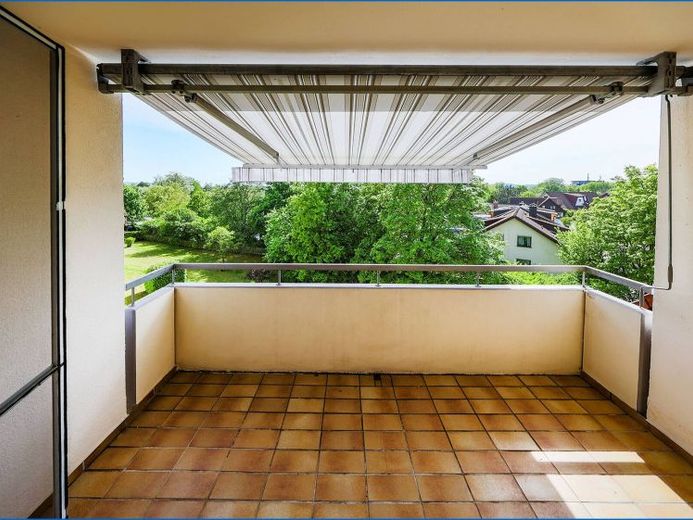Bezugsfreie 4 Zimmer Maisonette- Wohnung mit Garage und Einbauküche im 3.OG mit Südbalkon ohne Lift. – Foto 1