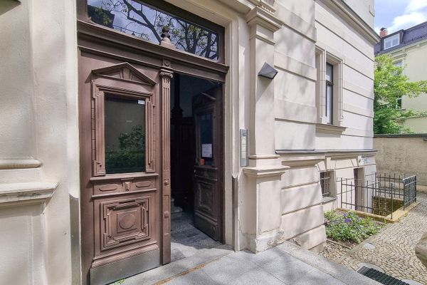 Exclusiva oficina en una villa señorial con plazas de aparcamiento en el patio y sistema de alarma