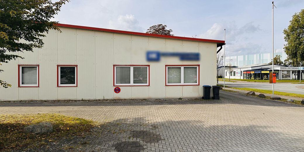 Gewerbeobjekt/Halle mit Büro und Stellplätzen zentral gelegen in Wismar-Westhafen – Seitenansicht