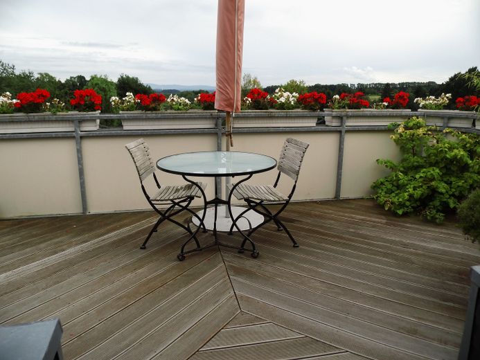 Exclusiv und stilvoll wohnen in Stadtvilla / hochwertige 4 - 5 Raum Terrassenwohnung – Blick auf Terrasse