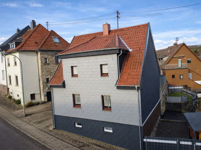 Freistehendes Einfamilienhaus mit Garten & Stellplätzen in Quierschied – Foto 1