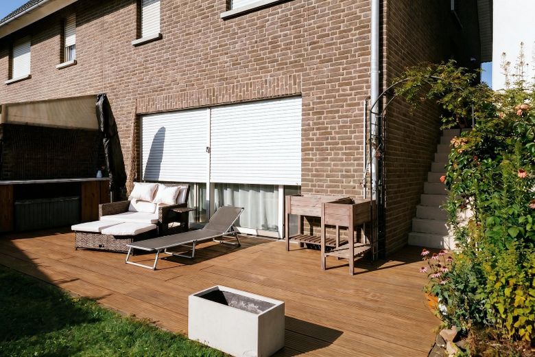 Senza commissioni! Casa bifamiliare sfalsata su più livelli, personalizzata, con garage doppio e vista panoramica! – Große Terrasse mit viel Sonne
