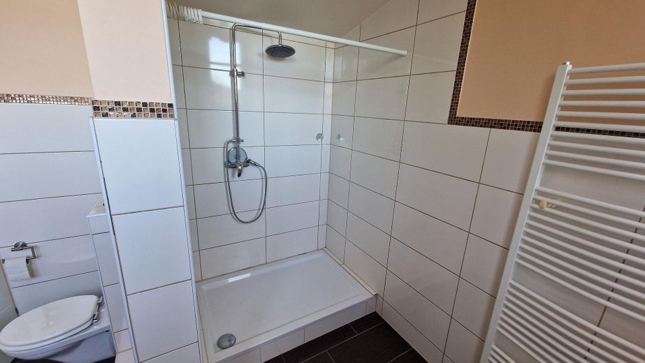 Villa en ubicación privilegiada de Wo-Herrnsheim con gran jardín A + – Bad mit großer Dusche