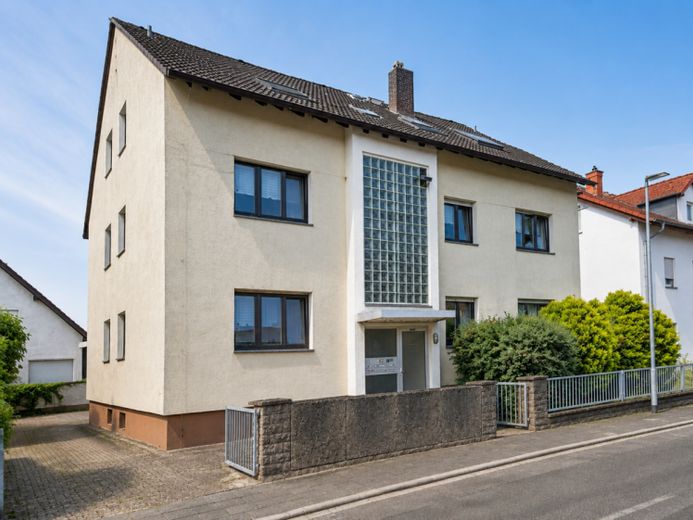 5-Familienhaus Rodgau: voll vermietet mit kurzfristigem Mietsteigerungspotenzial – provisionsfrei – फोटो 1