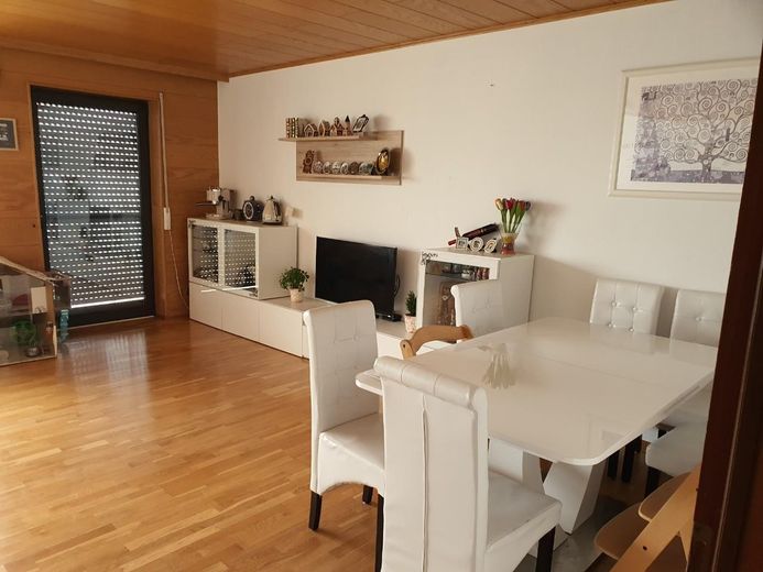 Schönes Haus mit vier Zimmern in Main-Taunus-Kreis, Hattersheim am Main – Wohnzimmer