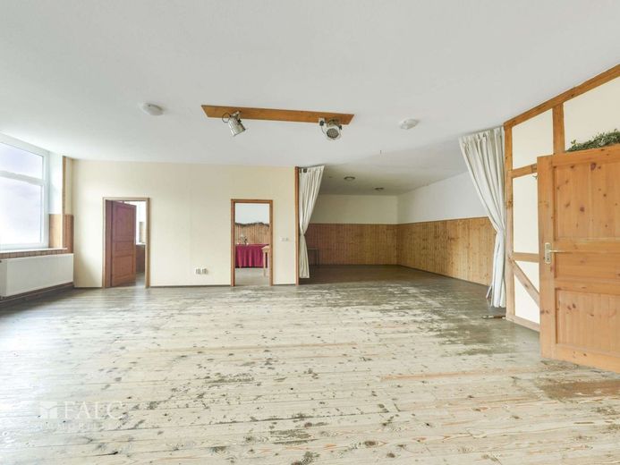 Gasthaus Düppel - Vielseitige Immobilie mit Appartments, Wohnungen und Panoramablick – Saal mit Blick in den seperaten Gastraum