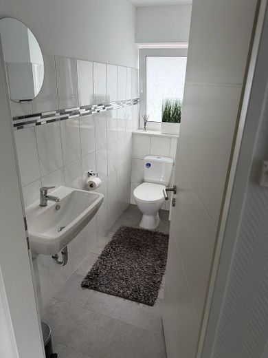 Wohnung mit 70m² Terrasse – Toilette