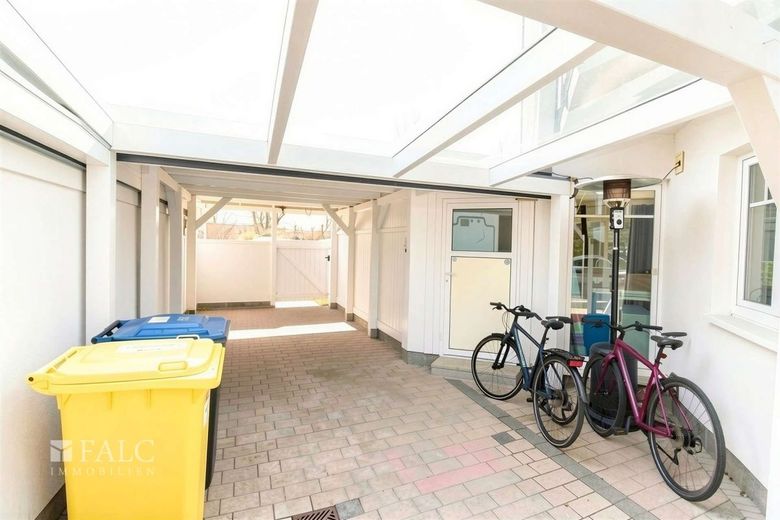 +++ Exklusive Doppelhaushälfte: Wohndesign trifft auf Familien-Idylle +++ – Garage