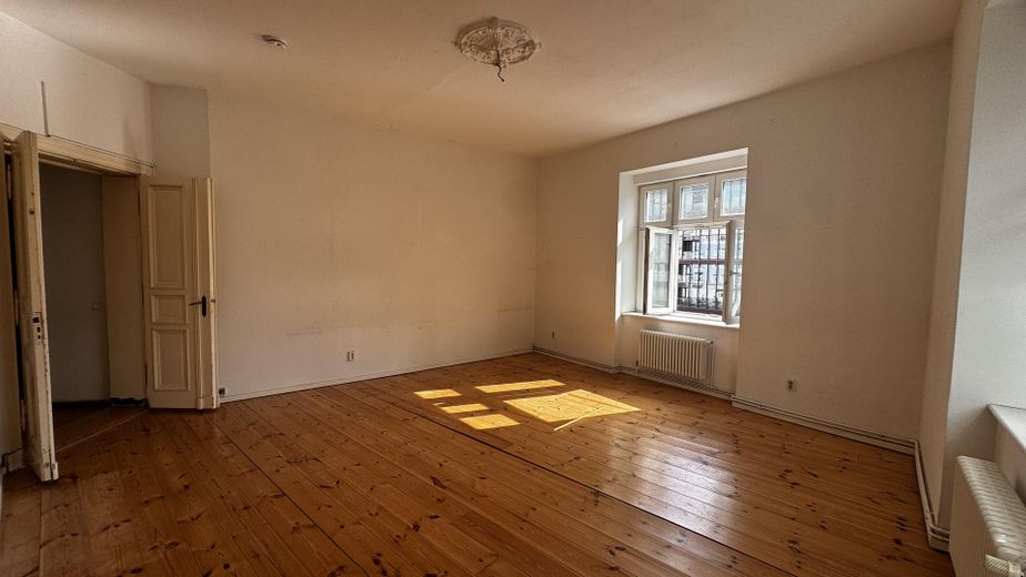 Vistas directas al Spree | 107 m² disponibles para ocupar | Ascensor | Sin comisión | 3–4 habitaciones – Wohnzimmer