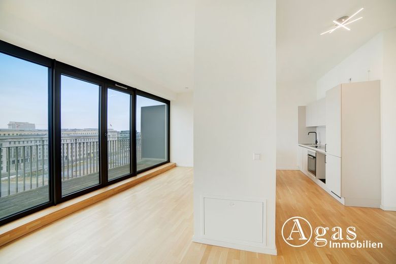 Wunderschöne 2 Zimmer Dachgeschosswohnung mit ca. 77m², EBK und Riesen-Balkon in Berlin-Mitte – Wohnzimmer mit EBK