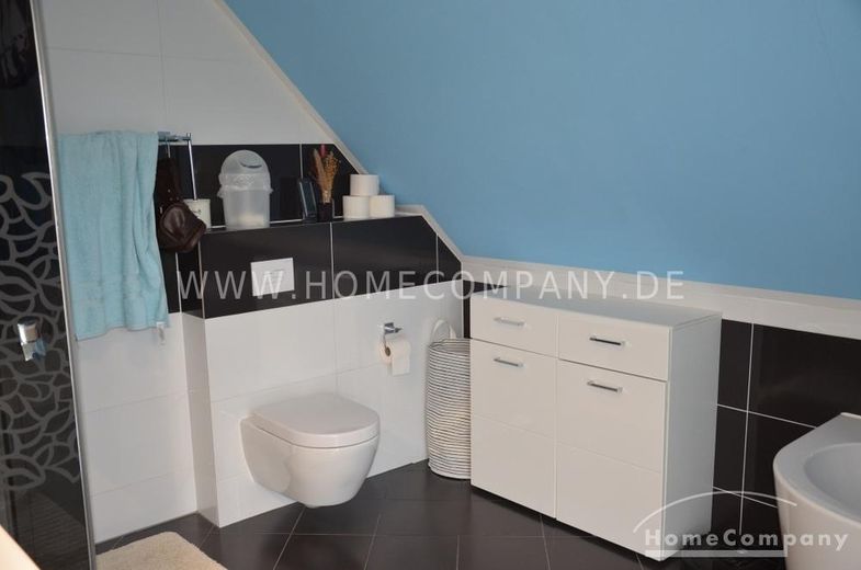 Casa molto bella e confortevole con giardino, terreno di circa 800 mq e doppio posto auto coperto – 3457d18e2bd06746676822861b8d6a2b4be3139c.jpg