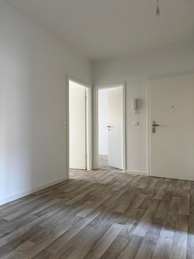 Erstbezug nach Sanierung – moderne 4-Zimmer-Wohnung mit Balkon und Blick ins Grüne – Flur