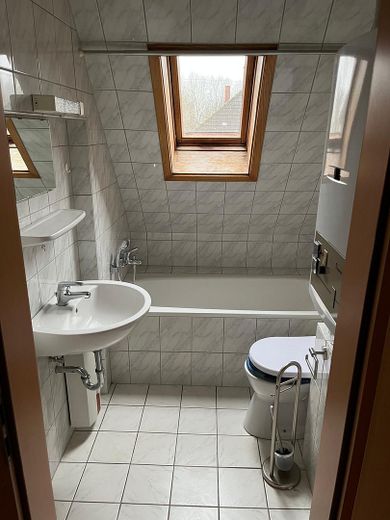 Gepflegte 2-Zimmer-Dachgeschosswohnung in Oberhausen – ab 01.11.2026 zu vermieten – Badezimmer