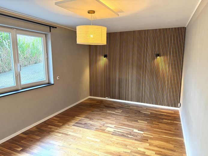 Piso split-level de alta calidad con carácter de casa en una ubicación privilegiada de Junkersdorf – Schlafzimmer EG