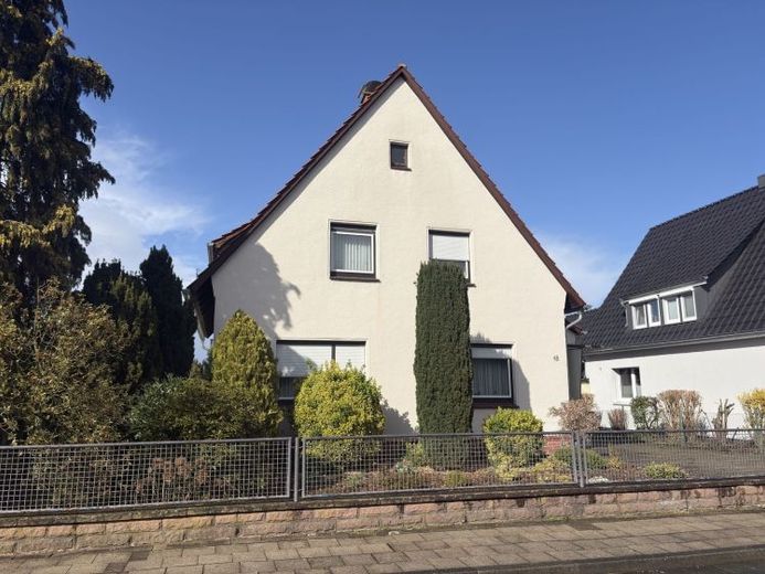 Uetze: Zweifamilienhaus in ruhiger Lage – Foto 1