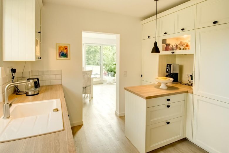 Central, accessible comfort apartment with Baltic Sea views – Küche im Landhausstil