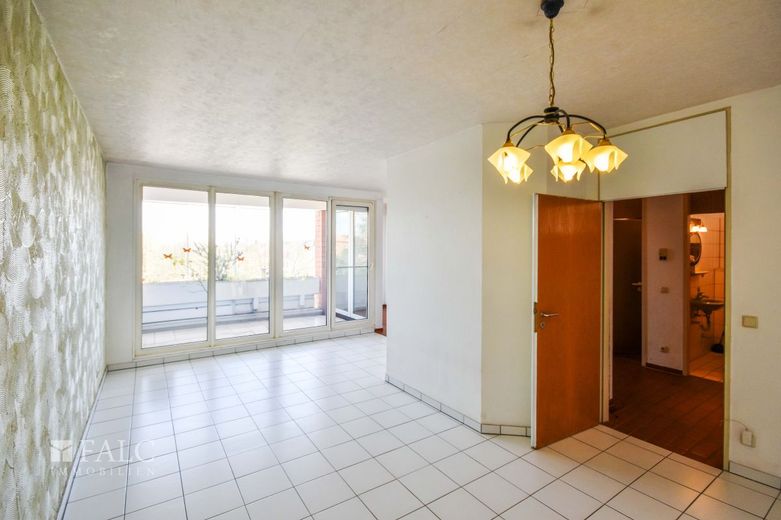 Stilvolle Maisonette mit Balkon, TG-Stellplatz &amp; Aufzug – Wohnzimmer mit Blick auf den Balkon