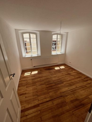 Traumhaftes Wohnen am Marktplatz: kernsanierte 4-Zimmer-Wohnung mit Kaminofen & Gartennutzung – Raum 2