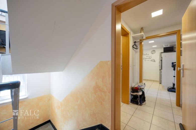 Kapitalanlage mit Substanz, Rendite und Zukunftssicherheit in Bergisch Gladbach - Hand – Eingang WE 1_OG