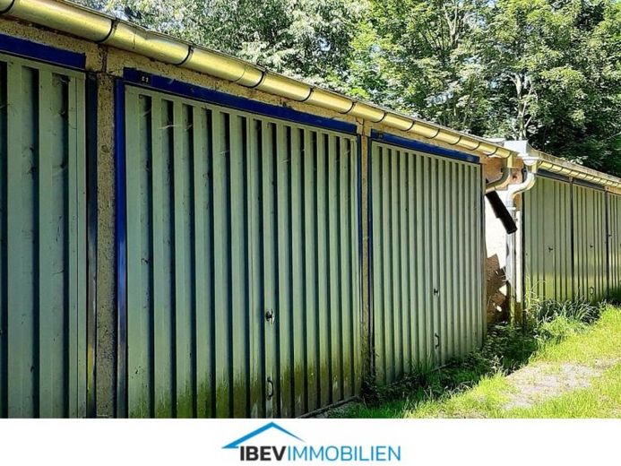 Garagenkomplex und großes Grundstück mit altem Fabrikgebäude – फोटो 1