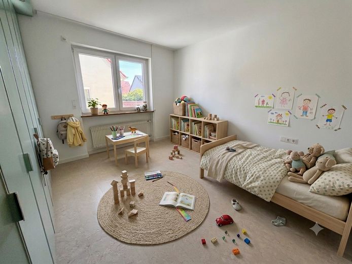 Excepcionalmente amplio apartamento en propiedad de 3–4 habitaciones con baño wellness, dos jardines de invierno, cocina equipada – Kinderzimmer / Büro