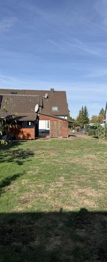 Gelflegte Doppelhaushälfte mit großem 580 m² Grundstück und Carport provisionsfrei bezugsfrei – Carport und Grundstück hinten