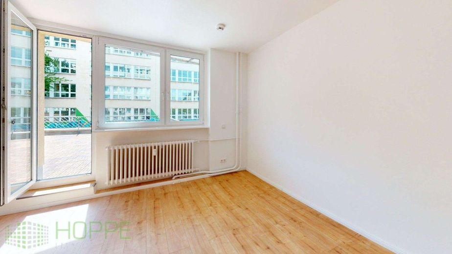 Mitte - Sofortbezug: Wohnung mit riesiger Sonnenterrasse in Gesundbrunnen (KEINE Käuferprovision) – Wohnzimmer Perspektive 3