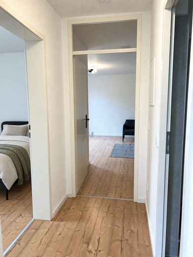 5,2 % Rendite! Umfassend renovierte Eigentumswohnung mit Stellplatz in Leipzig – Sicht von der Eingangstür.