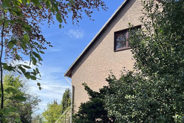 Attraente casa a schiera di testa con ampio giardino esposto a sud-ovest in posizione tranquilla presso Himmelmoor