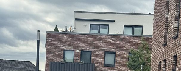 Einfahrt mit großem Tor 