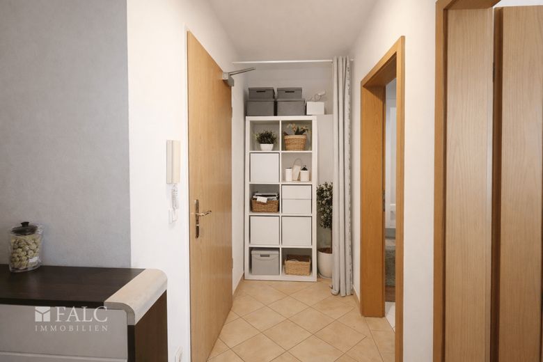 2-Zimmer-Wohnung mit 14 m² Balkon und TG-Stellplatz in Trudering – Eingang Flur