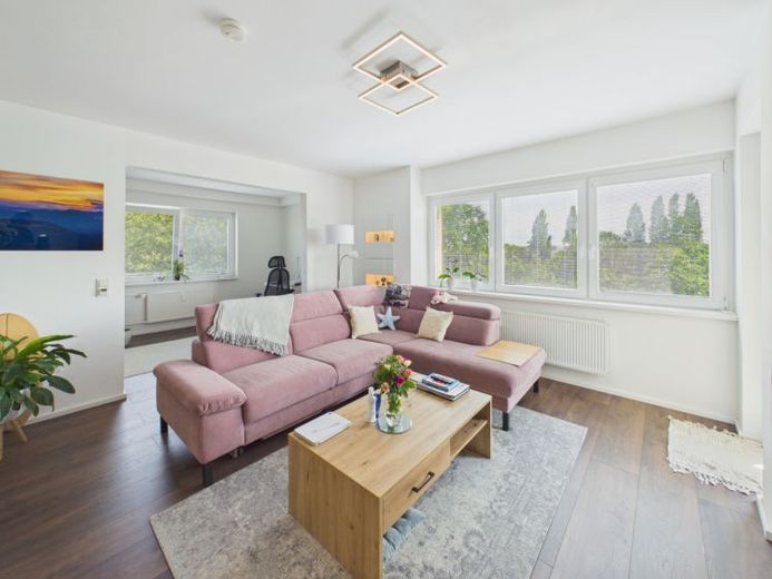 Renovated 2.5-room apartment with south-facing balcony and elevator – Photo 1
