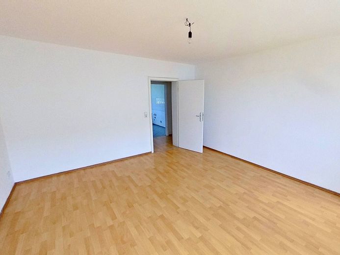 Minden-Dankersen: Odnowione mieszkanie 3-pokojowe z BALKONEM – Ansicht II: Wohn- und Esszimm…