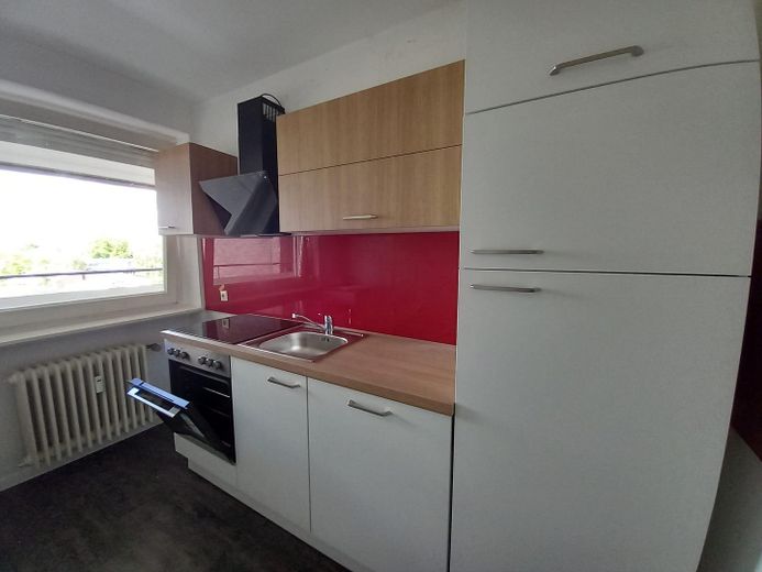 Appartamento di 3 locali appena ristrutturato con vista sul Deister, balcone, cucina componibile e ascensore a Berenbostel – Küche mit neuwertiger EBK