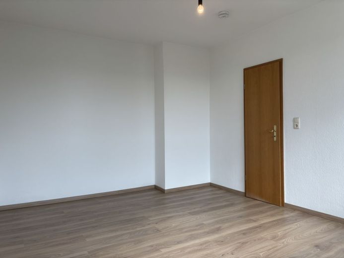 frisch renoviert - modernisierte/helle Etagenwohnung - 2,0 Zi. Küche mit EBK/Wannenbad (TLB) - ca. 45m² – 260422_MW_1.OG_links_WLS60_Crimmitschau_Bilder_CKI_019_Schlafzimmer