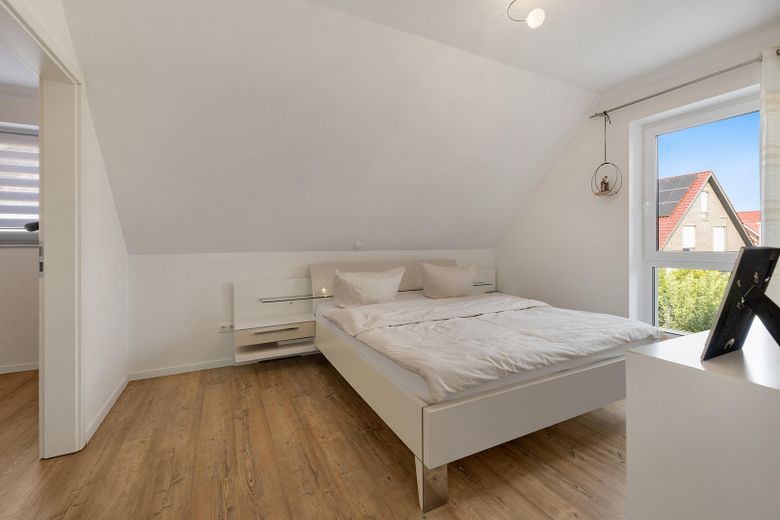 Modernes Einfamilienhaus mit Wintergarten & Terrasse in Haren (Ems) – Schlafzimmer